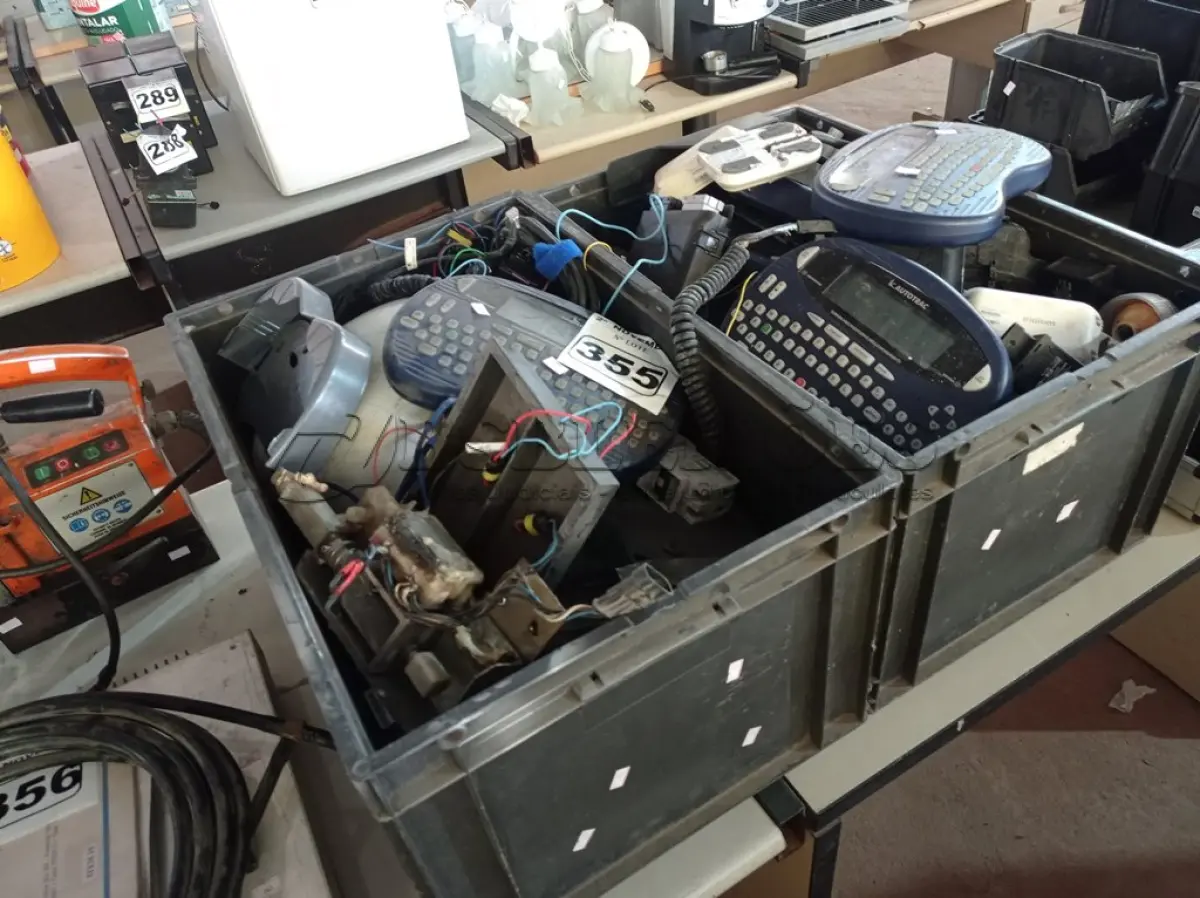 LOTE 355 - 02 CAIXAS COM VÁRIOS EQUIPAMENTOS AUTOTRAC. (NO ESTADO) ATENÇÃO! FAZER A VISITAÇÃO ANTES DE ARREMATAR, NÃO SABEMOS SE FUNCIONA. LEILÃO NÃO TEM GARANTIA E NEM DEVOLUÇÃO, SUJEITO A POSSÍVEIS AVARIAS VISÍVEIS/OCULTAS E/OU AUSÊNCIA DE COMPONENTES.