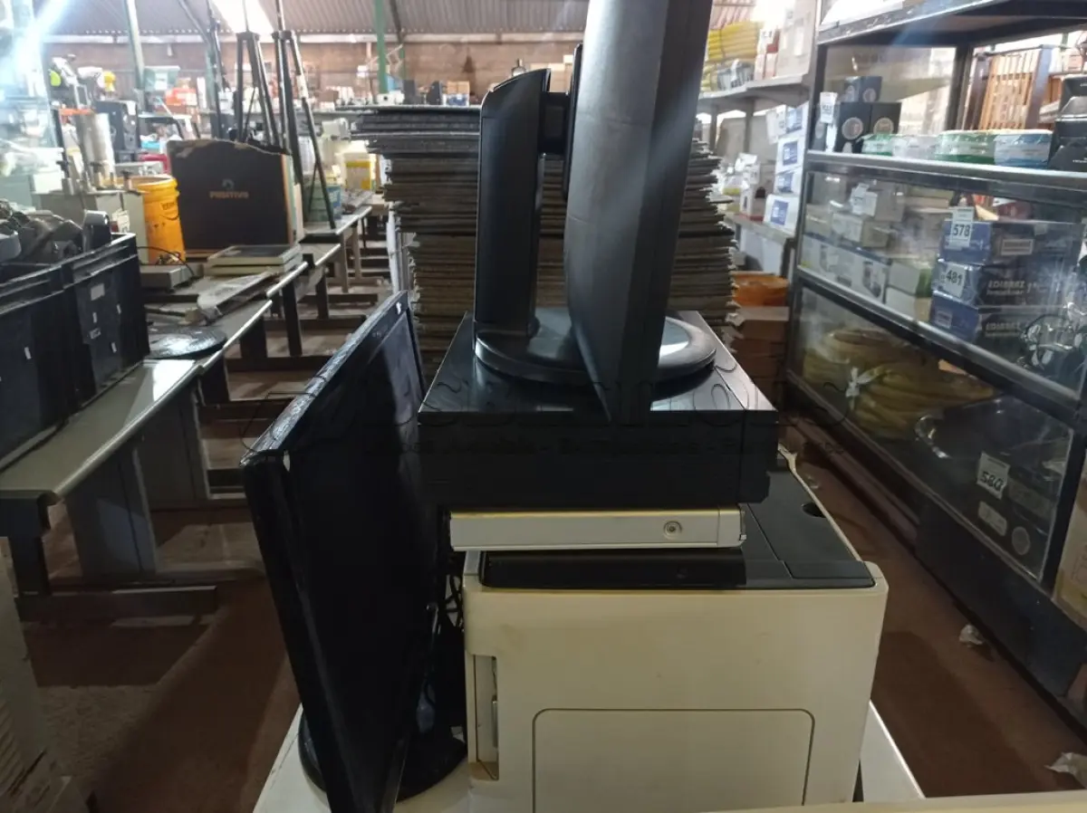 LOTE 504 - 02 MONITORES, 01 IMPRESSORA, 02 APARELHOS DE DVD E 01 TOCA CD MARCAS E MODELOS DIVERSOS PARA RETIRADA DE PEÇAS. (NO ESTADO) ATENÇÃO! FAZER A VISITAÇÃO ANTES DE ARREMATAR, NÃO SABEMOS SE FUNCIONA. LEILÃO NÃO TEM GARANTIA E NEM DEVOLUÇÃO, SUJEITO A POSSÍVEIS AVARIAS VISÍVEIS/OCULTAS E/OU AUSÊNCIA DE COMPONENTES.