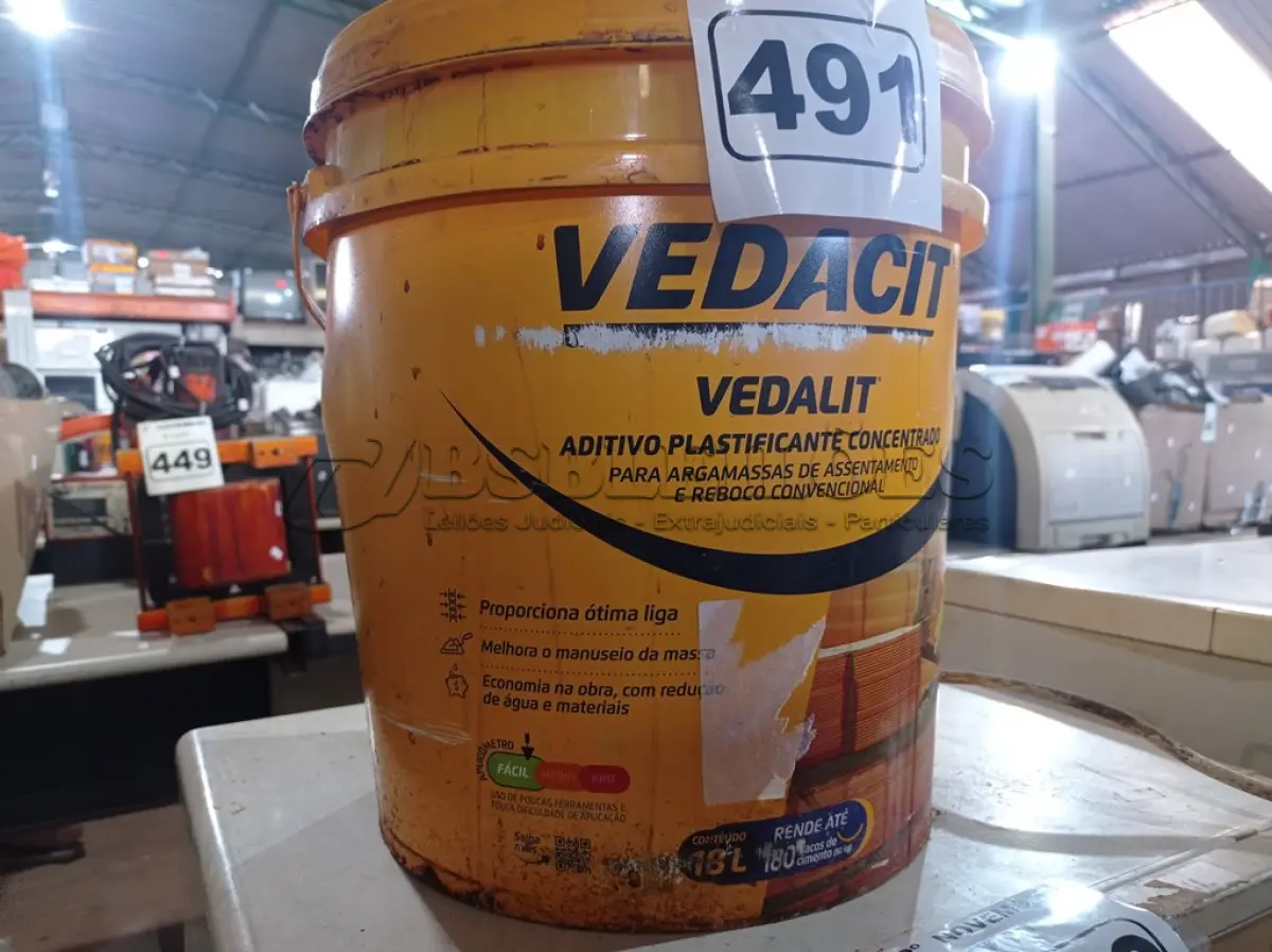 LOTE 491 - 01 BALDE DE VEDALIT, ADITIVO PLASTIFICANTE CONCENTRADO PARA ARGAMASSA DE ASSENTAMENTO E REBOCO CONVENCIONAL. (NO ESTADO) ATENÇÃO! FAZER A VISITAÇÃO ANTES DE ARREMATAR, NÃO SABEMOS SE FUNCIONA. LEILÃO NÃO TEM GARANTIA E NEM DEVOLUÇÃO, SUJEITO A POSSÍVEIS AVARIAS VISÍVEIS/OCULTAS E/OU AUSÊNCIA DE COMPONENTES.