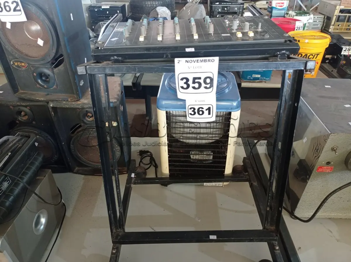 LOTE 359 - 01 MESA DE SOM WATTISOM MXS6. (NO ESTADO) ATENÇÃO! FAZER A VISITAÇÃO ANTES DE ARREMATAR, NÃO SABEMOS SE FUNCIONA. LEILÃO NÃO TEM GARANTIA E NEM DEVOLUÇÃO, SUJEITO A POSSÍVEIS AVARIAS VISÍVEIS/OCULTAS E/OU AUSÊNCIA DE COMPONENTES.