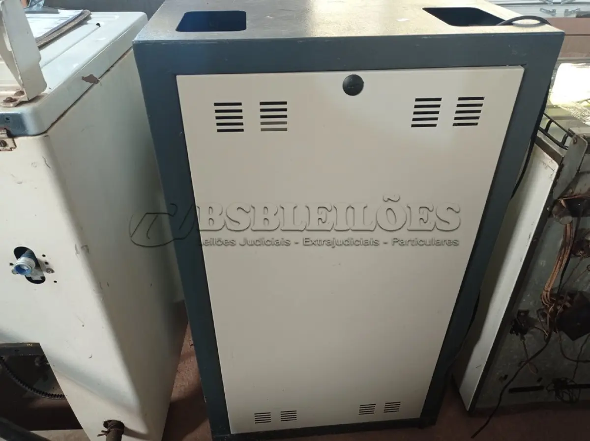 LOTE 481 - 01 RACK PARA EQUIPAMENTOS DE REDE. (NO ESTADO) ATENÇÃO! FAZER A VISITAÇÃO ANTES DE ARREMATAR, NÃO SABEMOS SE FUNCIONA. LEILÃO NÃO TEM GARANTIA E NEM DEVOLUÇÃO, SUJEITO A POSSÍVEIS AVARIAS VISÍVEIS/OCULTAS E/OU AUSÊNCIA DE COMPONENTES.