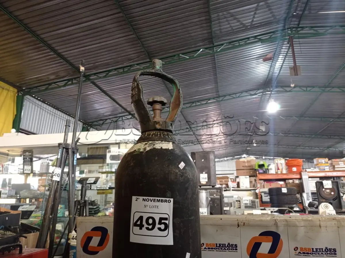 LOTE 495 - 01 CILINDRO DE GÁS OXIGÊNIO. (NO ESTADO) ATENÇÃO! FAZER A VISITAÇÃO ANTES DE ARREMATAR, NÃO SABEMOS SE FUNCIONA. LEILÃO NÃO TEM GARANTIA E NEM DEVOLUÇÃO, SUJEITO A POSSÍVEIS AVARIAS VISÍVEIS/OCULTAS E/OU AUSÊNCIA DE COMPONENTES.