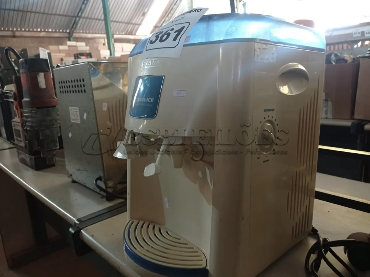 LOTE 361 - 01 BEBEDOURO PARA GARRAFÃO REFRIGERADO 220V. (NO ESTADO) ATENÇÃO! FAZER A VISITAÇÃO ANTES DE ARREMATAR, NÃO SABEMOS SE FUNCIONA. LEILÃO NÃO TEM GARANTIA E NEM DEVOLUÇÃO, SUJEITO A POSSÍVEIS AVARIAS VISÍVEIS/OCULTAS E/OU AUSÊNCIA DE COMPONENTES.