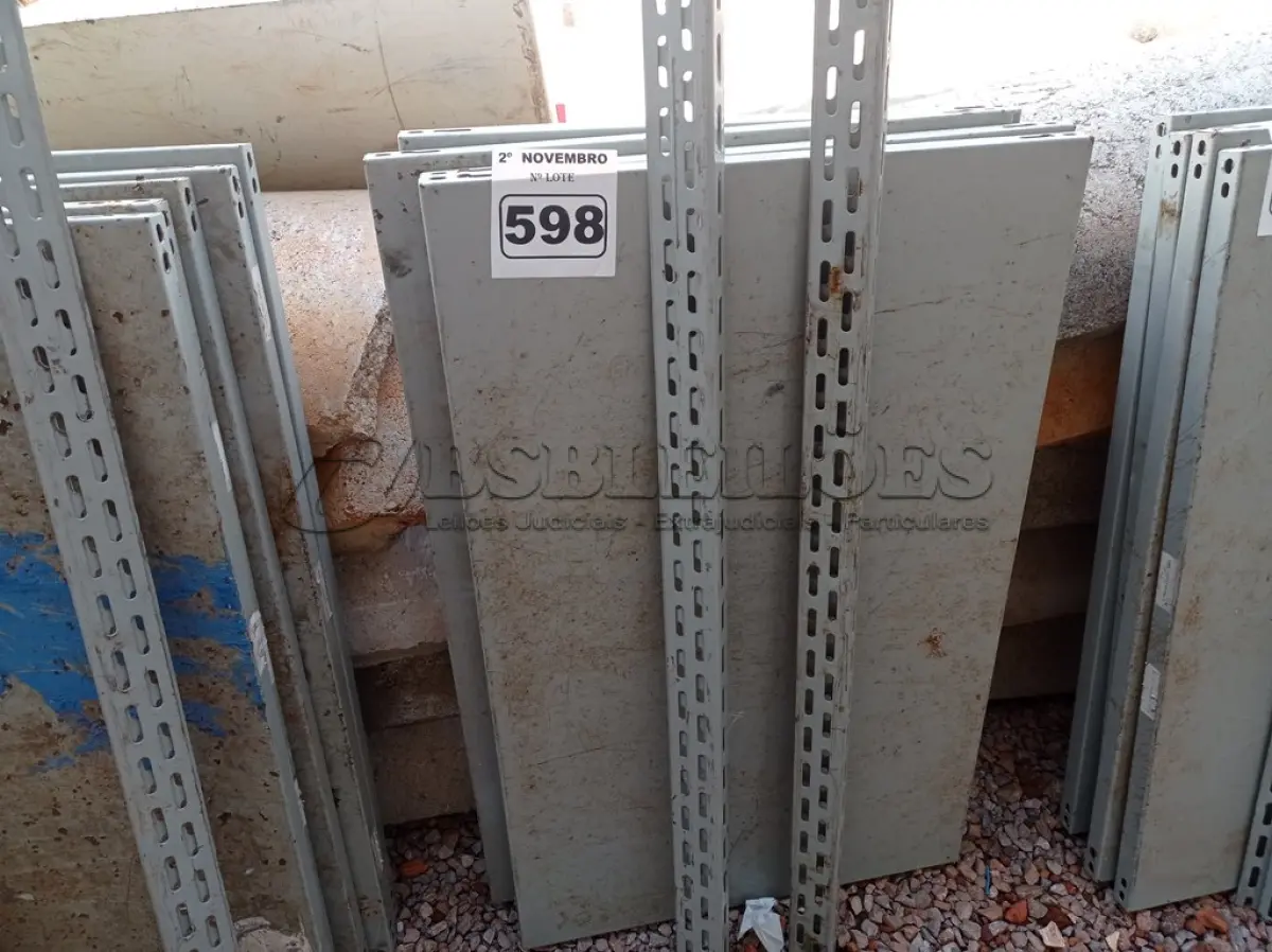 LOTE 598 - 01 ESTANTE DE FERRO DESMONTADA COM 04 PRATELEIRAS. (NO ESTADO) ATENÇÃO! FAZER A VISITAÇÃO ANTES DE ARREMATAR, NÃO SABEMOS SE FUNCIONA. LEILÃO NÃO TEM GARANTIA E NEM DEVOLUÇÃO, SUJEITO A POSSÍVEIS AVARIAS VISÍVEIS/OCULTAS E/OU AUSÊNCIA DE COMPONENTES.
