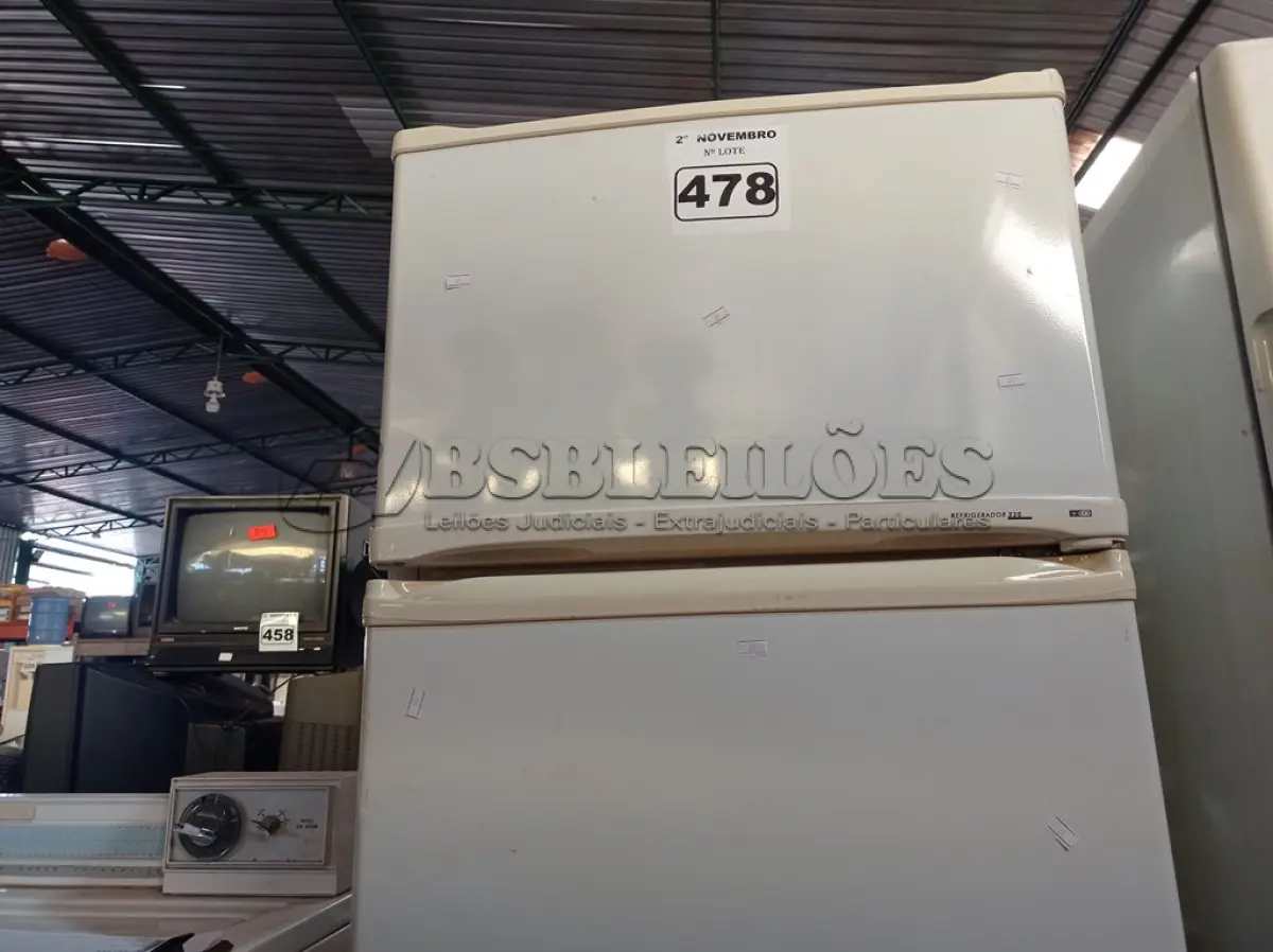 LOTE 478 - 01 GELADEIRA MARCA CÔNSUL 220V. (NO ESTADO) ATENÇÃO! FAZER A VISITAÇÃO ANTES DE ARREMATAR, NÃO SABEMOS SE FUNCIONA. LEILÃO NÃO TEM GARANTIA E NEM DEVOLUÇÃO, SUJEITO A POSSÍVEIS AVARIAS VISÍVEIS/OCULTAS E/OU AUSÊNCIA DE COMPONENTES.
