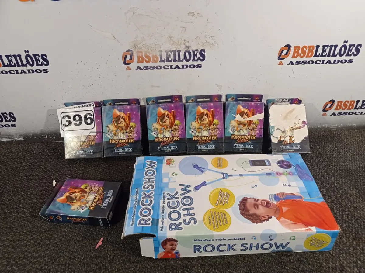 LOTE 396 - 01 GUITARRA ROCK SHOW E VÁRIOS PACOTES DE CARTAS KROSMASTER. (NO ESTADO) ATENÇÃO! FAZER A VISITAÇÃO ANTES DE ARREMATAR, NÃO SABEMOS SE FUNCIONA. LEILÃO NÃO TEM GARANTIA E NEM DEVOLUÇÃO, SUJEITO A POSSÍVEIS AVARIAS VISÍVEIS/OCULTAS E/OU AUSÊNCIA DE COMPONENTES.