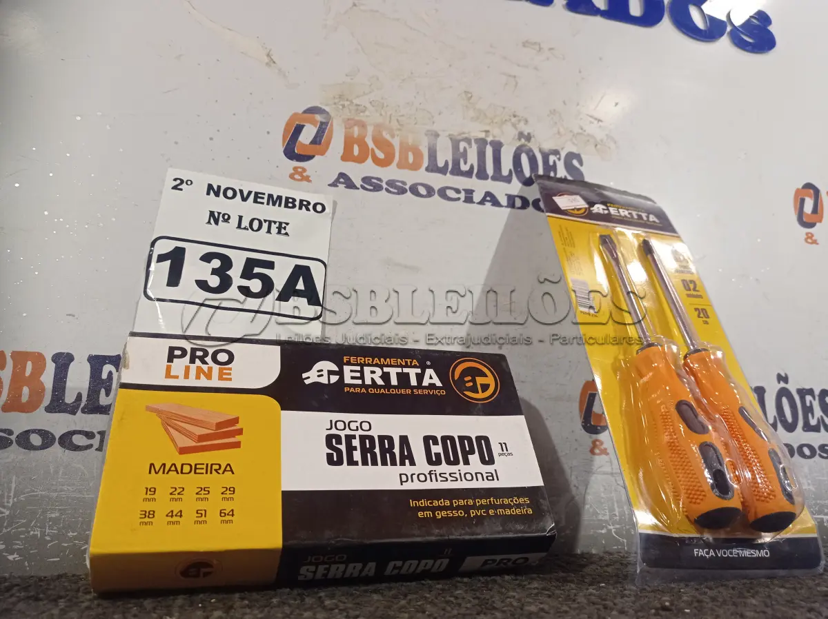LOTE 135 - 01 JOGO SERRA COPO E 01 KIT DE CHAVES FENDA/PHILIPS 02 PEÇAS. (NO ESTADO) ATENÇÃO! FAZER A VISITAÇÃO ANTES DE ARREMATAR, NÃO SABEMOS SE FUNCIONA. LEILÃO NÃO TEM GARANTIA E NEM DEVOLUÇÃO, SUJEITO A POSSÍVEIS AVARIAS VISÍVEIS/OCULTAS E/OU AUSÊNCIA DE COMPONENTES.
