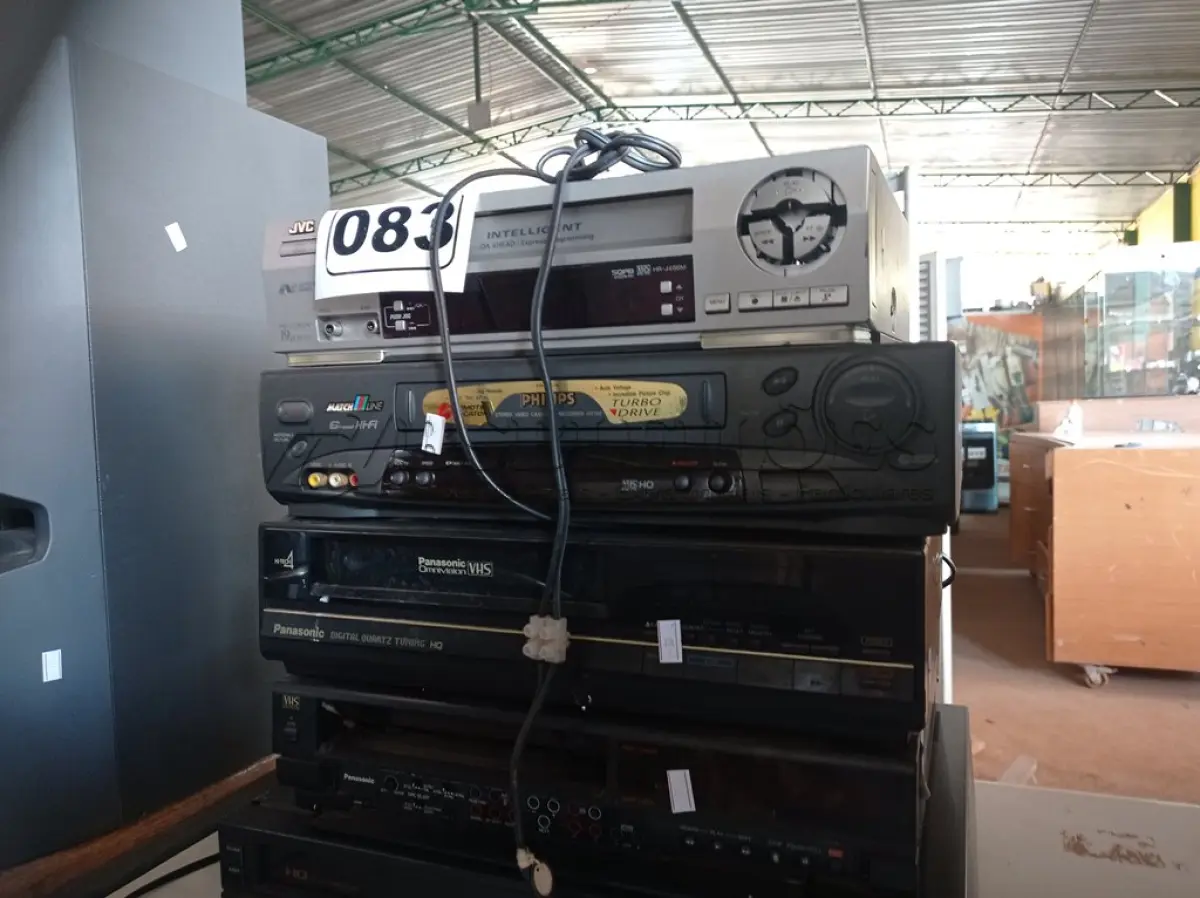 LOTE 083 - 05 VIDEOCASSETE MARCAS E MODELOS DIVERSOS. (NO ESTADO) ATENÇÃO! FAZER A VISITAÇÃO ANTES DE ARREMATAR, NÃO SABEMOS SE FUNCIONA. LEILÃO NÃO TEM GARANTIA E NEM DEVOLUÇÃO, SUJEITO A POSSÍVEIS AVARIAS VISÍVEIS/OCULTAS E/OU AUSÊNCIA DE COMPONENTES.