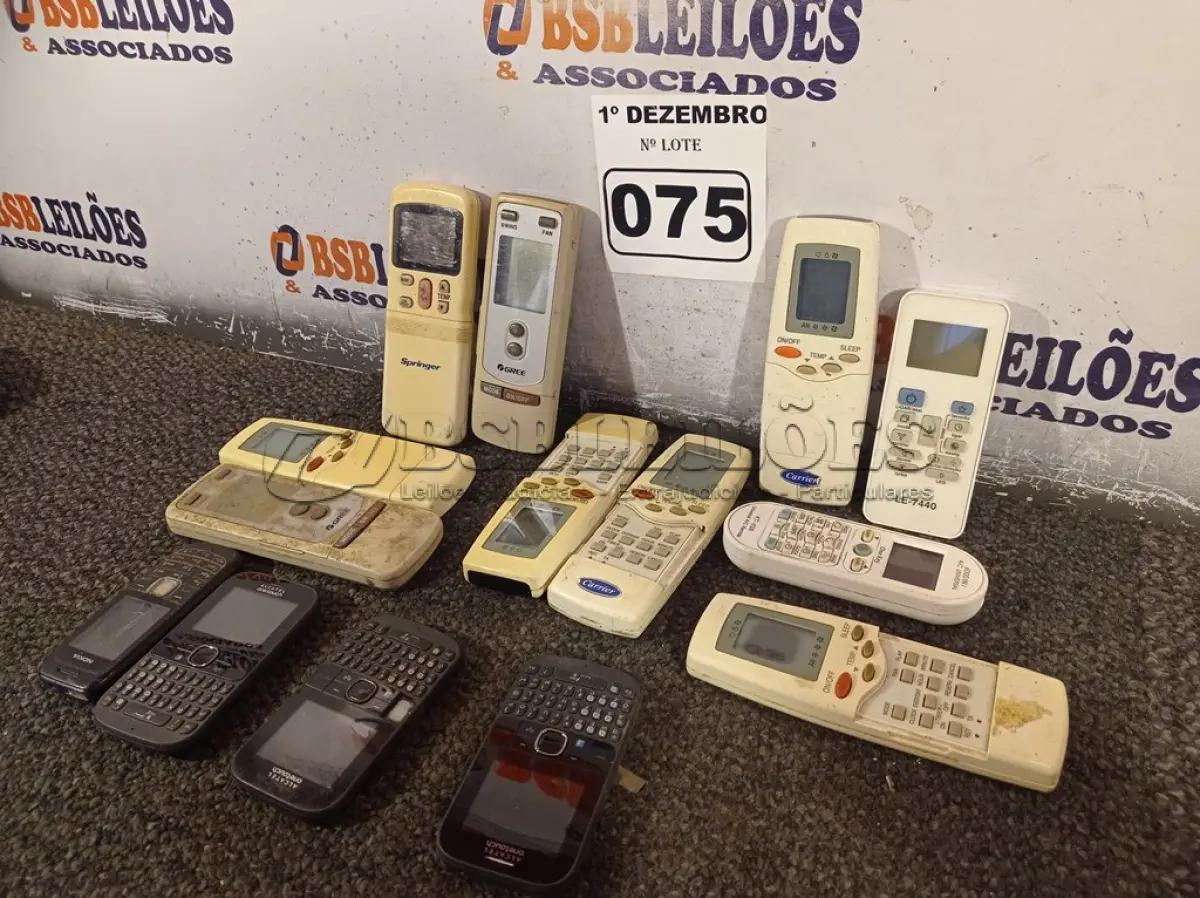 LOTE 075 - 01 LOTE COM VÁRIOS CONTROLE REMOTO PARA AR CONDICIONADO. (NO ESTADO) ATENÇÃO! FAZER A VISITAÇÃO ANTES DE ARREMATAR, NÃO SABEMOS SE FUNCIONA. LEILÃO NÃO TEM GARANTIA E NEM DEVOLUÇÃO, SUJEITO A POSSÍVEIS AVARIAS VISÍVEIS/OCULTAS E/OU AUSÊNCIA DE COMPONENTES.