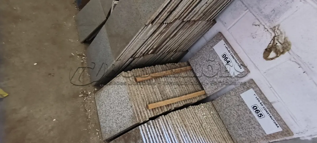 LOTE 064 - 01 LOTE COM PEDRAS DIVERSAS (NO ESTADO, NÃO SABEMOS SE FUNCIONA. LEILÃO NÃO TEM GARANTIA E NEM DEVOLUÇÃO).