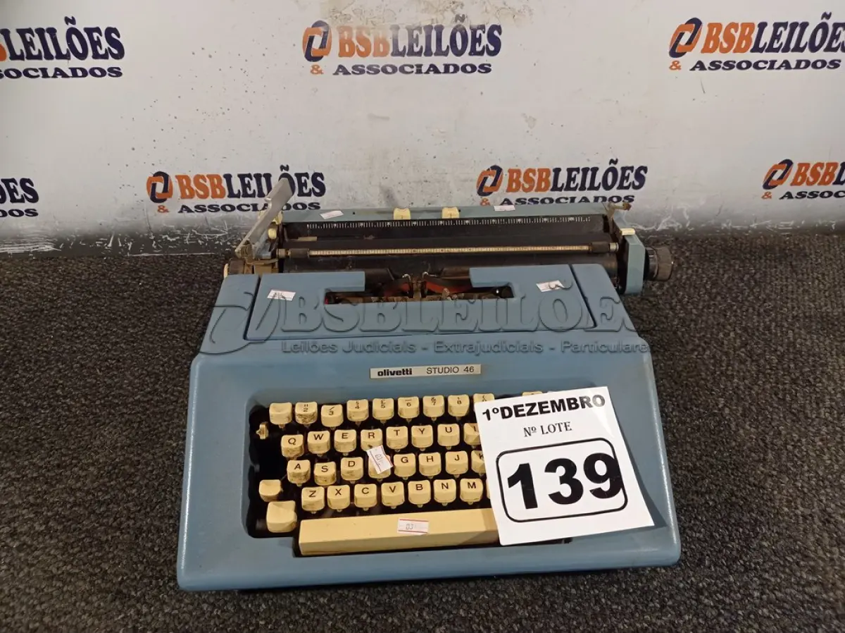 LOTE 139 - 01 MÁQUINA DE ESCREVER OLIVETTI STUDIO 46. (NO ESTADO) ATENÇÃO! FAZER A VISITAÇÃO ANTES DE ARREMATAR, NÃO SABEMOS SE FUNCIONA. LEILÃO NÃO TEM GARANTIA E NEM DEVOLUÇÃO, SUJEITO A POSSÍVEIS AVARIAS VISÍVEIS/OCULTAS E/OU AUSÊNCIA DE COMPONENTES.