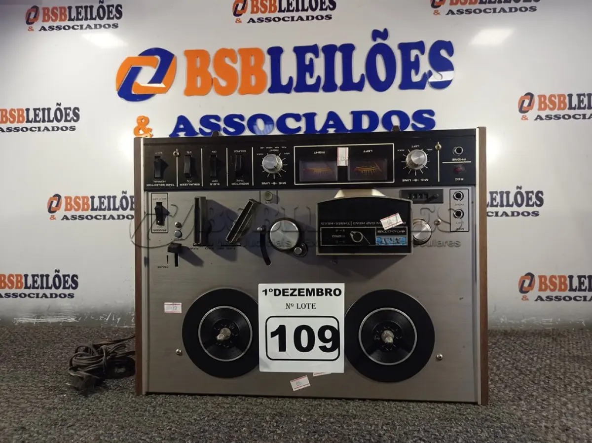 LOTE 109 - 01 GRAVADOR DE ROLO AKAI. (NO ESTADO) ATENÇÃO! FAZER A VISITAÇÃO ANTES DE ARREMATAR, NÃO SABEMOS SE FUNCIONA. LEILÃO NÃO TEM GARANTIA E NEM DEVOLUÇÃO, SUJEITO A POSSÍVEIS AVARIAS VISÍVEIS/OCULTAS E/OU AUSÊNCIA DE COMPONENTES.