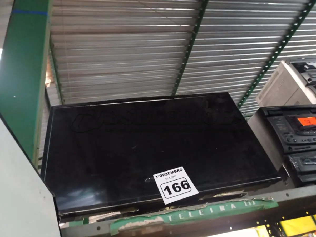LOTE 166 - 01 TV DE LED MARCA PANASONIC 32” POL PARA RETIRADA DE PEÇAS. (NO ESTADO) ATENÇÃO! FAZER A VISITAÇÃO ANTES DE ARREMATAR, NÃO SABEMOS SE FUNCIONA. LEILÃO NÃO TEM GARANTIA E NEM DEVOLUÇÃO, SUJEITO A POSSÍVEIS AVARIAS VISÍVEIS/OCULTAS E/OU AUSÊNCIA DE COMPONENTES.