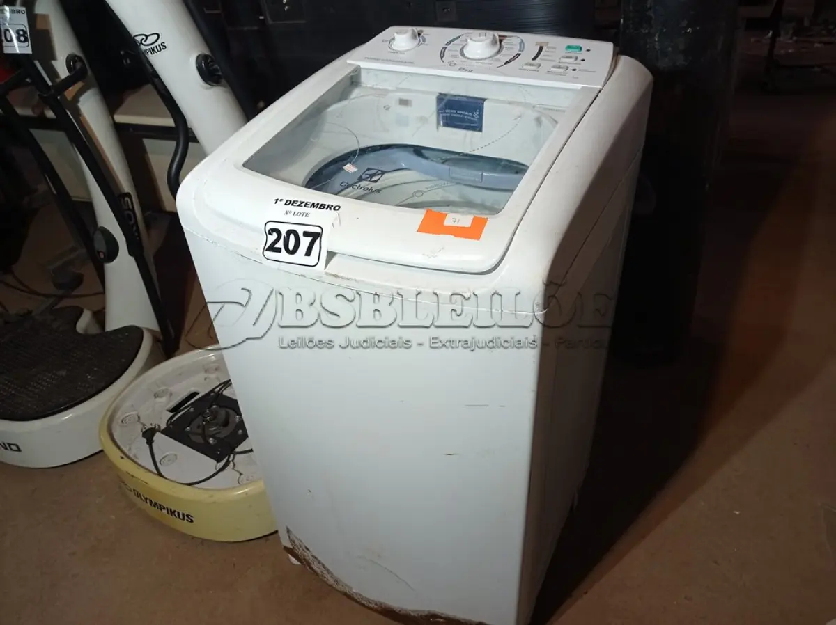 LOTE 207 - 01 MÁQUINA DE LAVAR MARCA ELECTROLUX 8KG 220V. (NO ESTADO) ATENÇÃO! FAZER A VISITAÇÃO ANTES DE ARREMATAR, NÃO SABEMOS SE FUNCIONA. LEILÃO NÃO TEM GARANTIA E NEM DEVOLUÇÃO, SUJEITO A POSSÍVEIS AVARIAS VISÍVEIS/OCULTAS E/OU AUSÊNCIA DE COMPONENTES.