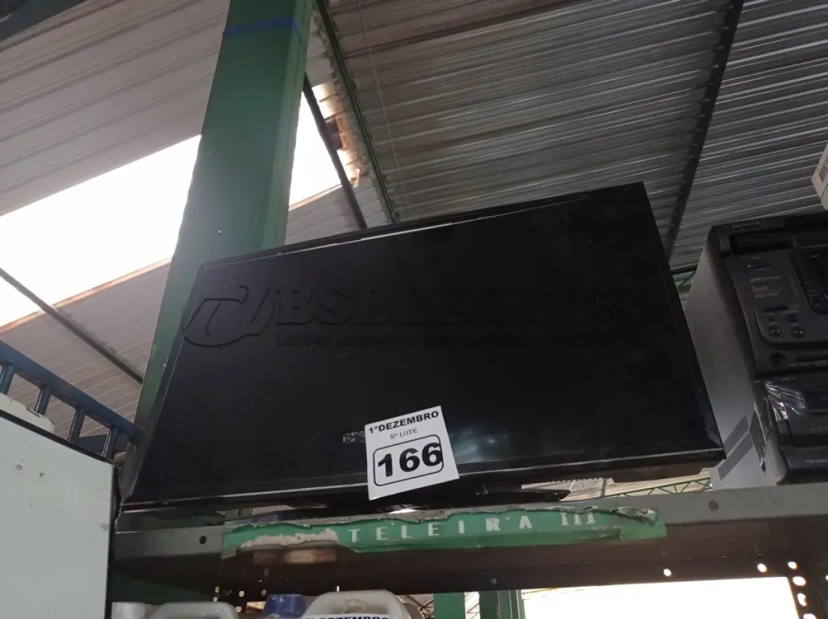 LOTE 166 - 01 TV DE LED MARCA PANASONIC 32” POL PARA RETIRADA DE PEÇAS. (NO ESTADO) ATENÇÃO! FAZER A VISITAÇÃO ANTES DE ARREMATAR, NÃO SABEMOS SE FUNCIONA. LEILÃO NÃO TEM GARANTIA E NEM DEVOLUÇÃO, SUJEITO A POSSÍVEIS AVARIAS VISÍVEIS/OCULTAS E/OU AUSÊNCIA DE COMPONENTES.