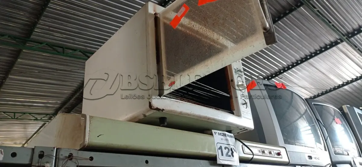 LOTE 128 - 01 FORNO ELÉTRICO E 01 DEPURADOR DE AR MARCAS E MODELOS DIVERSOS. (NO ESTADO) ATENÇÃO! FAZER A VISITAÇÃO ANTES DE ARREMATAR, NÃO SABEMOS SE FUNCIONA. LEILÃO NÃO TEM GARANTIA E NEM DEVOLUÇÃO, SUJEITO A POSSÍVEIS AVARIAS VISÍVEIS/OCULTAS E/OU AUSÊNCIA DE COMPONENTES.