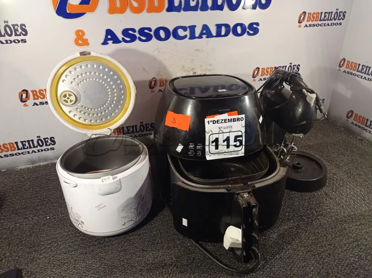 LOTE 115 - 01 AIR FRY, 01 PANELA ELÉTRICA DE FAZER ARROZ E 01 BATEDEIRA MARCAS E MODELOS DIVERSOS. (NO ESTADO) ATENÇÃO! FAZER A VISITAÇÃO ANTES DE ARREMATAR, NÃO SABEMOS SE FUNCIONA. LEILÃO NÃO TEM GARANTIA E NEM DEVOLUÇÃO, SUJEITO A POSSÍVEIS AVARIAS VISÍVEIS/OCULTAS E/OU AUSÊNCIA DE COMPONENTES.