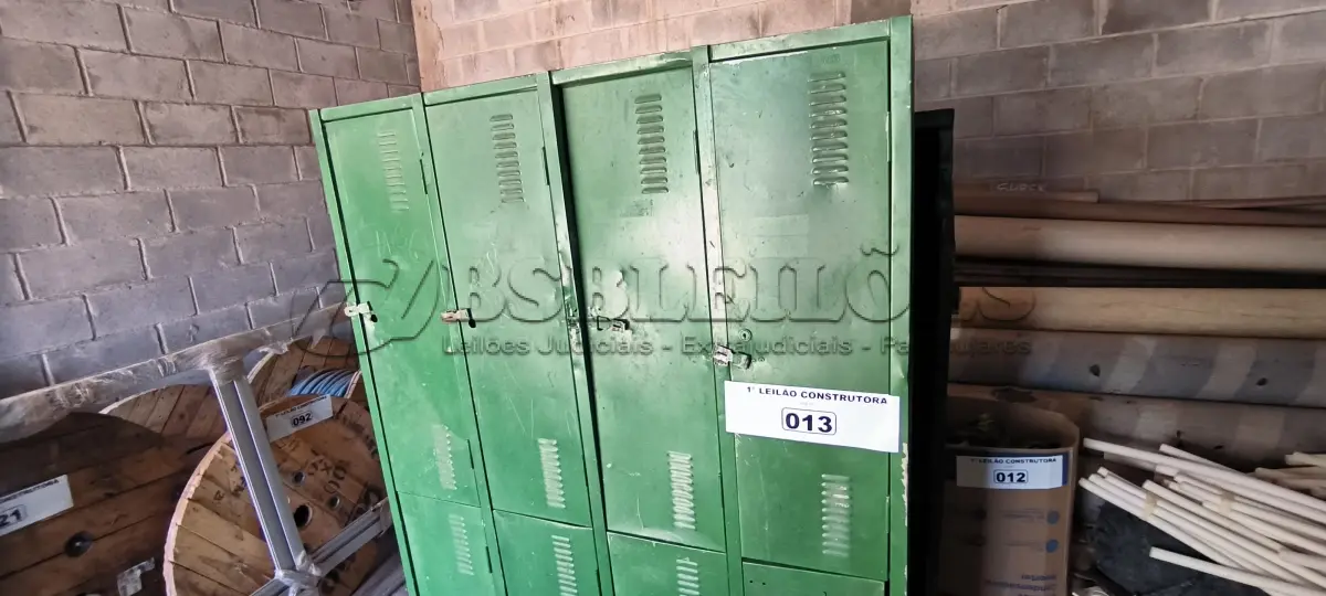 LOTE 013 - 02 ARMÁRIOS ROUPEIROS EM AÇO INCOMPLETOS (NO ESTADO, NÃO SABEMOS SE FUNCIONA. LEILÃO NÃO TEM GARANTIA E NEM DEVOLUÇÃO).