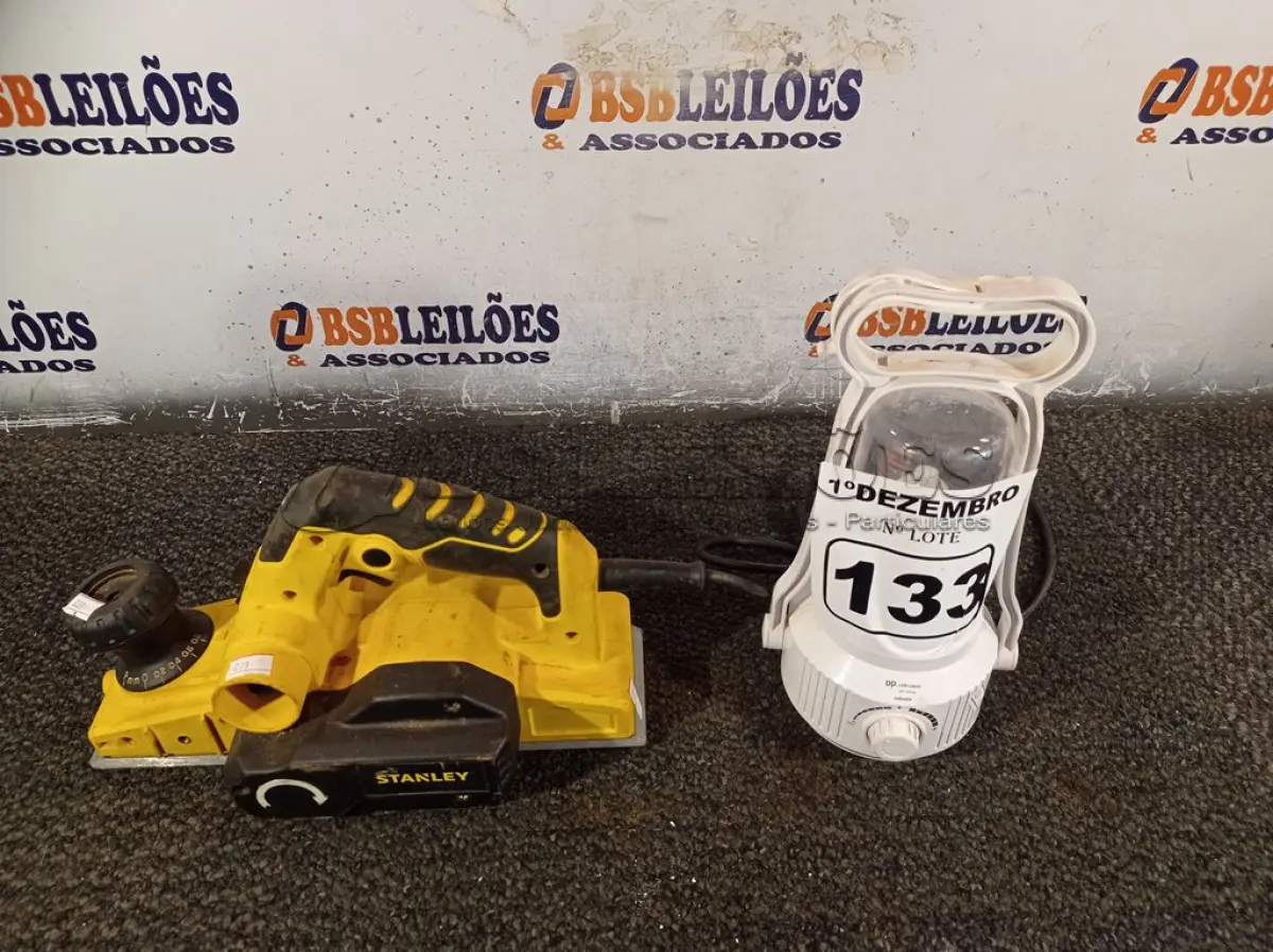 LOTE 133 - 01 PLAINA STANLEY 220V 750W E 01 LAMPIÃO DE ACAMPAMENTO. (NO ESTADO) ATENÇÃO! FAZER A VISITAÇÃO ANTES DE ARREMATAR, NÃO SABEMOS SE FUNCIONA. LEILÃO NÃO TEM GARANTIA E NEM DEVOLUÇÃO, SUJEITO A POSSÍVEIS AVARIAS VISÍVEIS/OCULTAS E/OU AUSÊNCIA DE COMPONENTES.