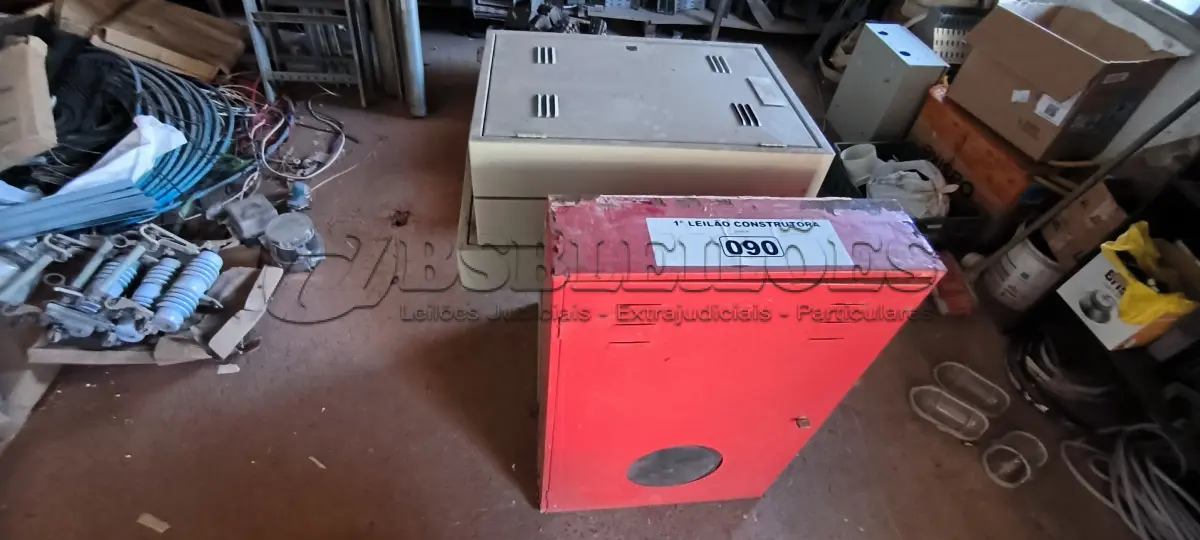 LOTE 090 - 01 LOTE COM QUADROS ELÉTRICOS E CAIXA PARA HIDRANTE (NO ESTADO, NÃO SABEMOS SE FUNCIONA. LEILÃO NÃO TEM GARANTIA E NEM DEVOLUÇÃO).