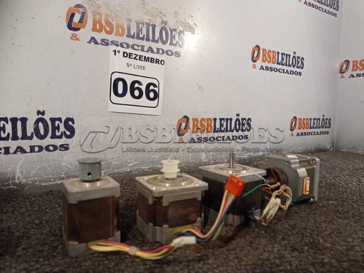 LOTE 066 - 04 MOTORES DE PASSO. (NO ESTADO) ATENÇÃO! FAZER A VISITAÇÃO ANTES DE ARREMATAR, NÃO SABEMOS SE FUNCIONA. LEILÃO NÃO TEM GARANTIA E NEM DEVOLUÇÃO, SUJEITO A POSSÍVEIS AVARIAS VISÍVEIS/OCULTAS E/OU AUSÊNCIA DE COMPONENTES.