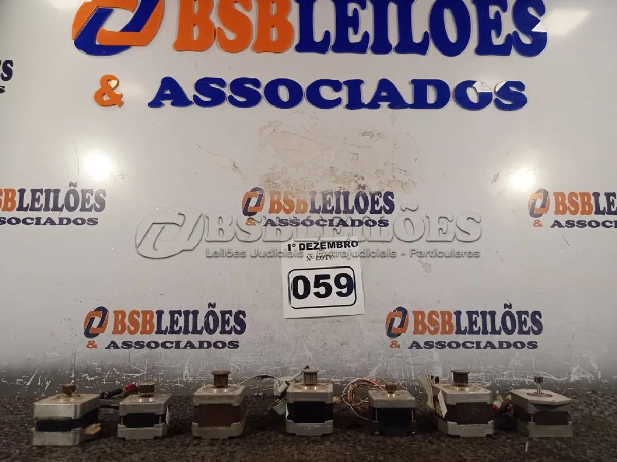 LOTE 059 - 07 MOTORES DE PASSO. (NO ESTADO) ATENÇÃO! FAZER A VISITAÇÃO ANTES DE ARREMATAR, NÃO SABEMOS SE FUNCIONA. LEILÃO NÃO TEM GARANTIA E NEM DEVOLUÇÃO, SUJEITO A POSSÍVEIS AVARIAS VISÍVEIS/OCULTAS E/OU AUSÊNCIA DE COMPONENTES.