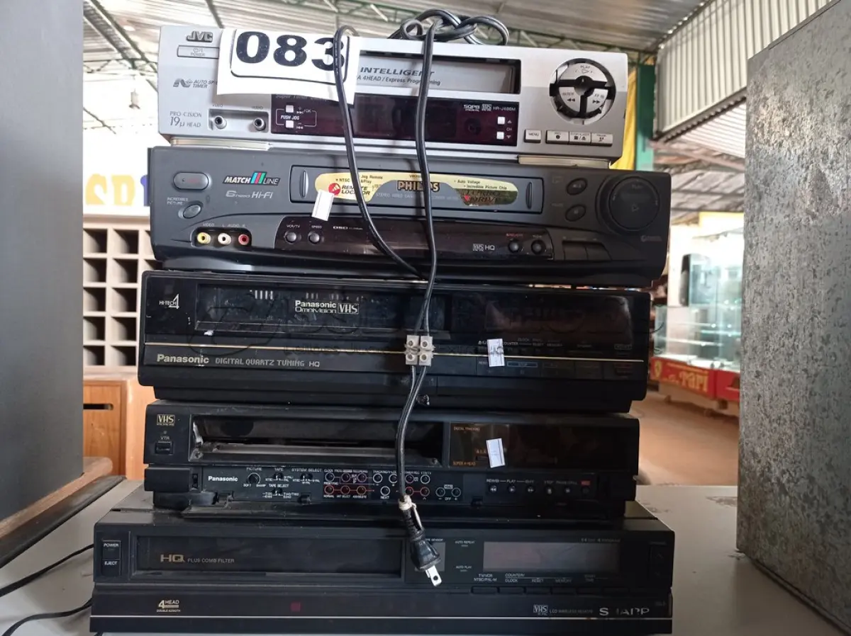 LOTE 083 - 05 VIDEOCASSETE MARCAS E MODELOS DIVERSOS. (NO ESTADO) ATENÇÃO! FAZER A VISITAÇÃO ANTES DE ARREMATAR, NÃO SABEMOS SE FUNCIONA. LEILÃO NÃO TEM GARANTIA E NEM DEVOLUÇÃO, SUJEITO A POSSÍVEIS AVARIAS VISÍVEIS/OCULTAS E/OU AUSÊNCIA DE COMPONENTES.