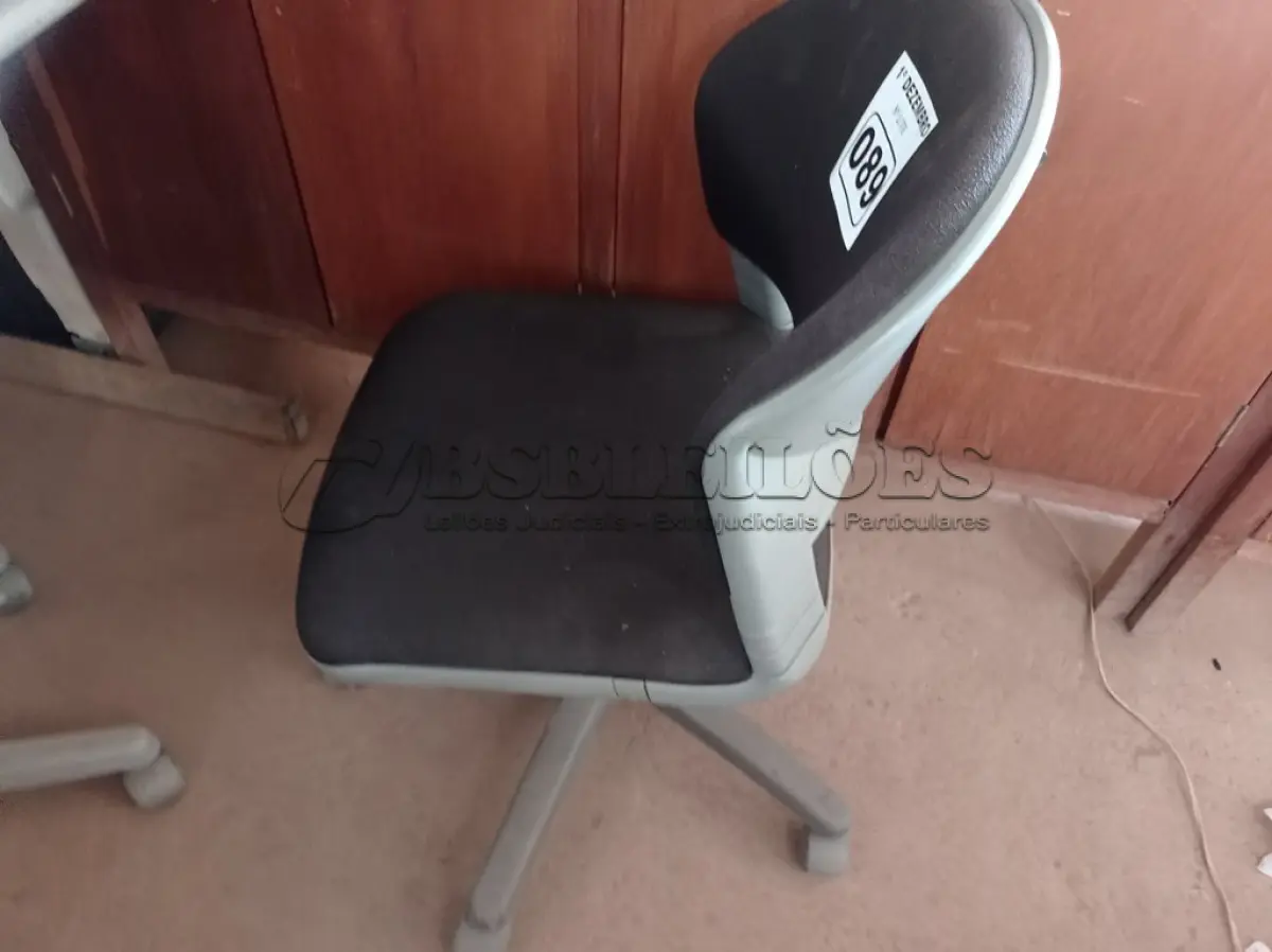 LOTE 089 - 01 CADEIRA DE ESCRITÓRIO COM BASE GIRATÓRIA. (NO ESTADO) ATENÇÃO! FAZER A VISITAÇÃO ANTES DE ARREMATAR, NÃO SABEMOS SE FUNCIONA. LEILÃO NÃO TEM GARANTIA E NEM DEVOLUÇÃO, SUJEITO A POSSÍVEIS AVARIAS VISÍVEIS/OCULTAS E/OU AUSÊNCIA DE COMPONENTES.