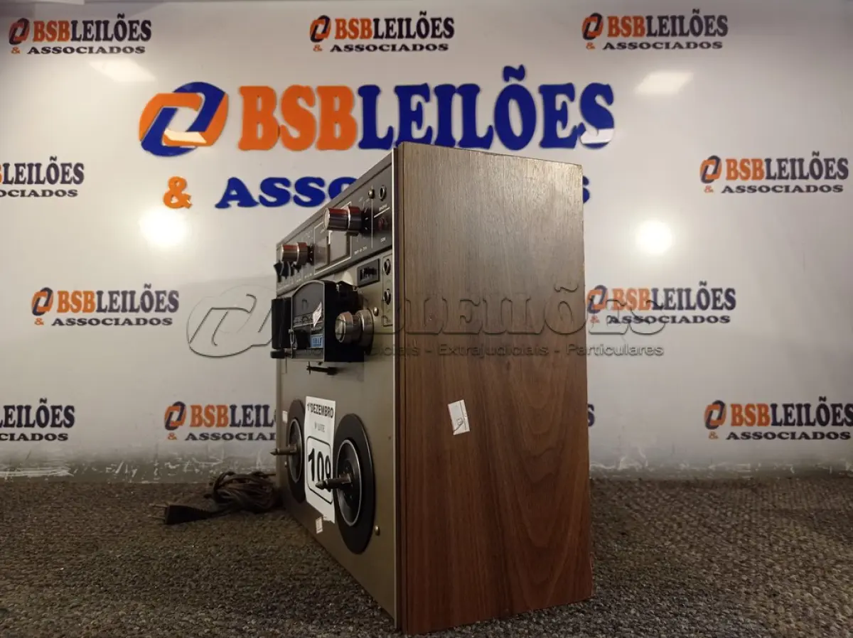 LOTE 109 - 01 GRAVADOR DE ROLO AKAI. (NO ESTADO) ATENÇÃO! FAZER A VISITAÇÃO ANTES DE ARREMATAR, NÃO SABEMOS SE FUNCIONA. LEILÃO NÃO TEM GARANTIA E NEM DEVOLUÇÃO, SUJEITO A POSSÍVEIS AVARIAS VISÍVEIS/OCULTAS E/OU AUSÊNCIA DE COMPONENTES.