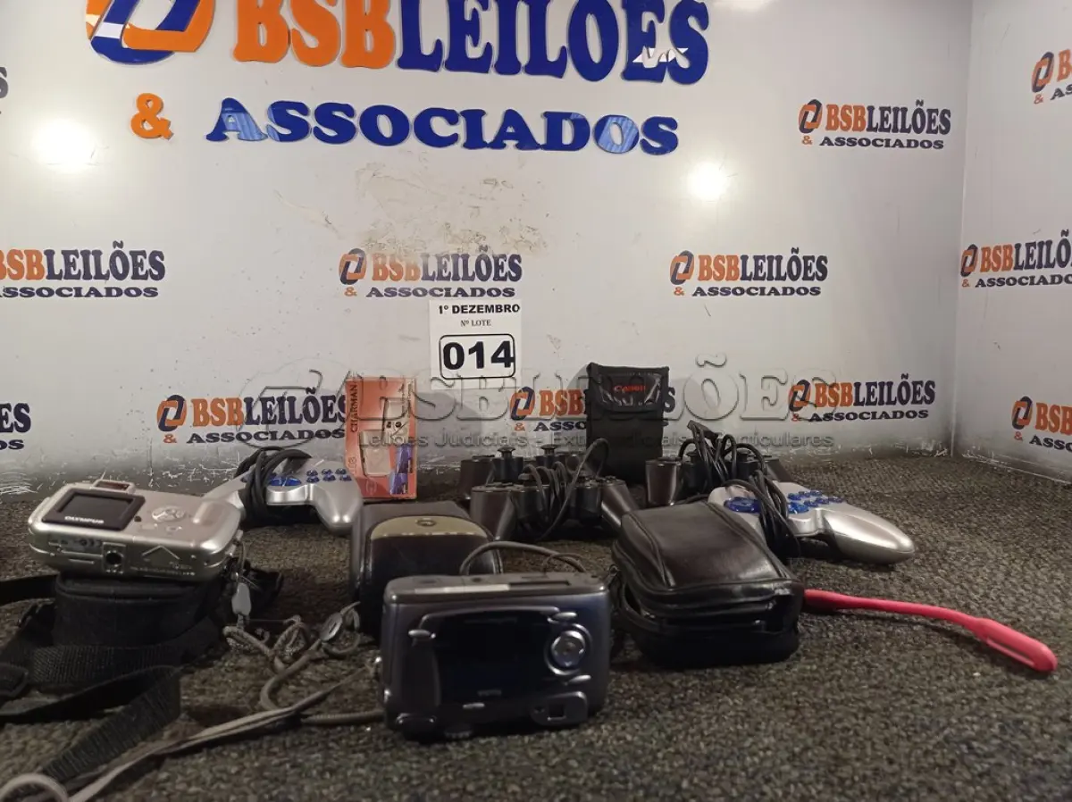 LOTE 014 - 06 MÁQUINAS FOTOGRÁFICAS E 05 CONTROLES PARA VIDEOGAME MARCAS E MODELOS DIVERSOS. (NO ESTADO) ATENÇÃO! FAZER A VISITAÇÃO ANTES DE ARREMATAR, NÃO SABEMOS SE FUNCIONA. LEILÃO NÃO TEM GARANTIA E NEM DEVOLUÇÃO, SUJEITO A POSSÍVEIS AVARIAS VISÍVEIS/OCULTAS E/OU AUSÊNCIA DE COMPONENTES.