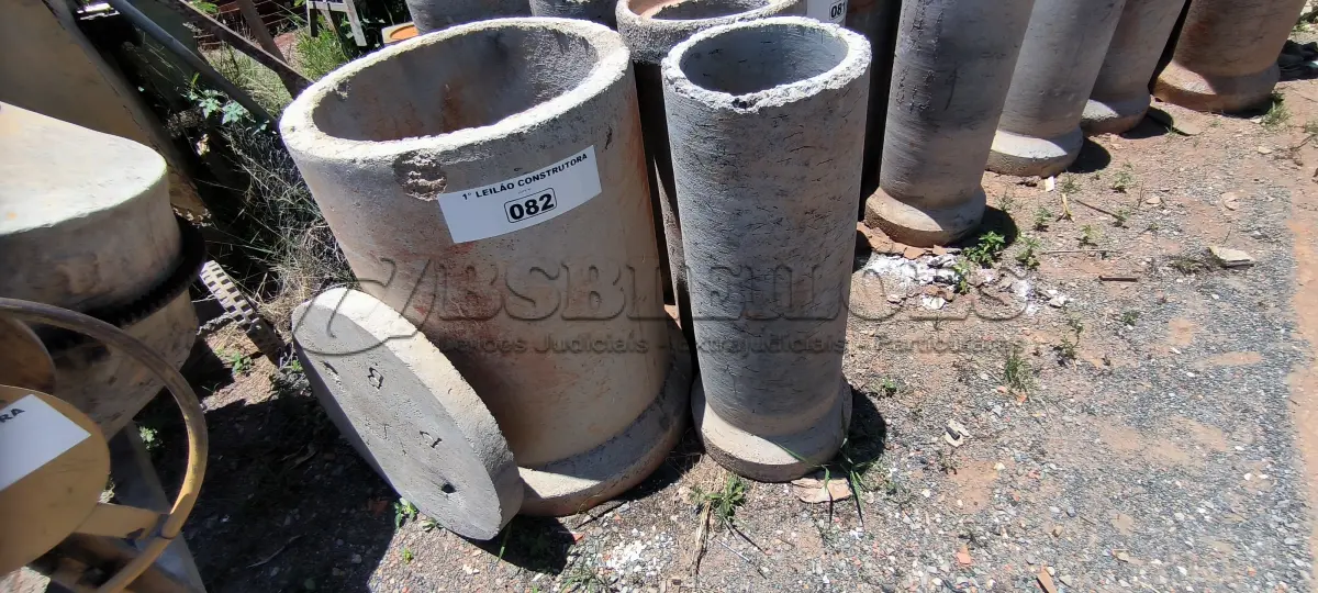 LOTE 082 - 05 MANILHAS EM CONCRETO (NO ESTADO, NÃO SABEMOS SE FUNCIONA. LEILÃO NÃO TEM GARANTIA E NEM DEVOLUÇÃO).
