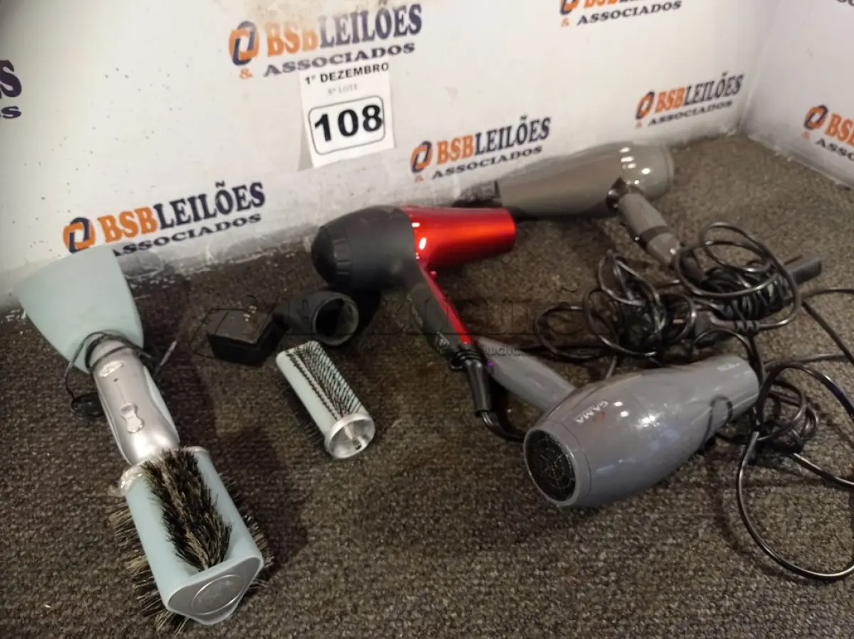 LOTE 108 - 03 SECADORES DE CABELO, 01 ESCOVA ROTATIVA E 01 CHAPINHA MARCAS E MODELOS DIVERSOS. (NO ESTADO) ATENÇÃO! FAZER A VISITAÇÃO ANTES DE ARREMATAR, NÃO SABEMOS SE FUNCIONA. LEILÃO NÃO TEM GARANTIA E NEM DEVOLUÇÃO, SUJEITO A POSSÍVEIS AVARIAS VISÍVEIS/OCULTAS E/OU AUSÊNCIA DE COMPONENTES.