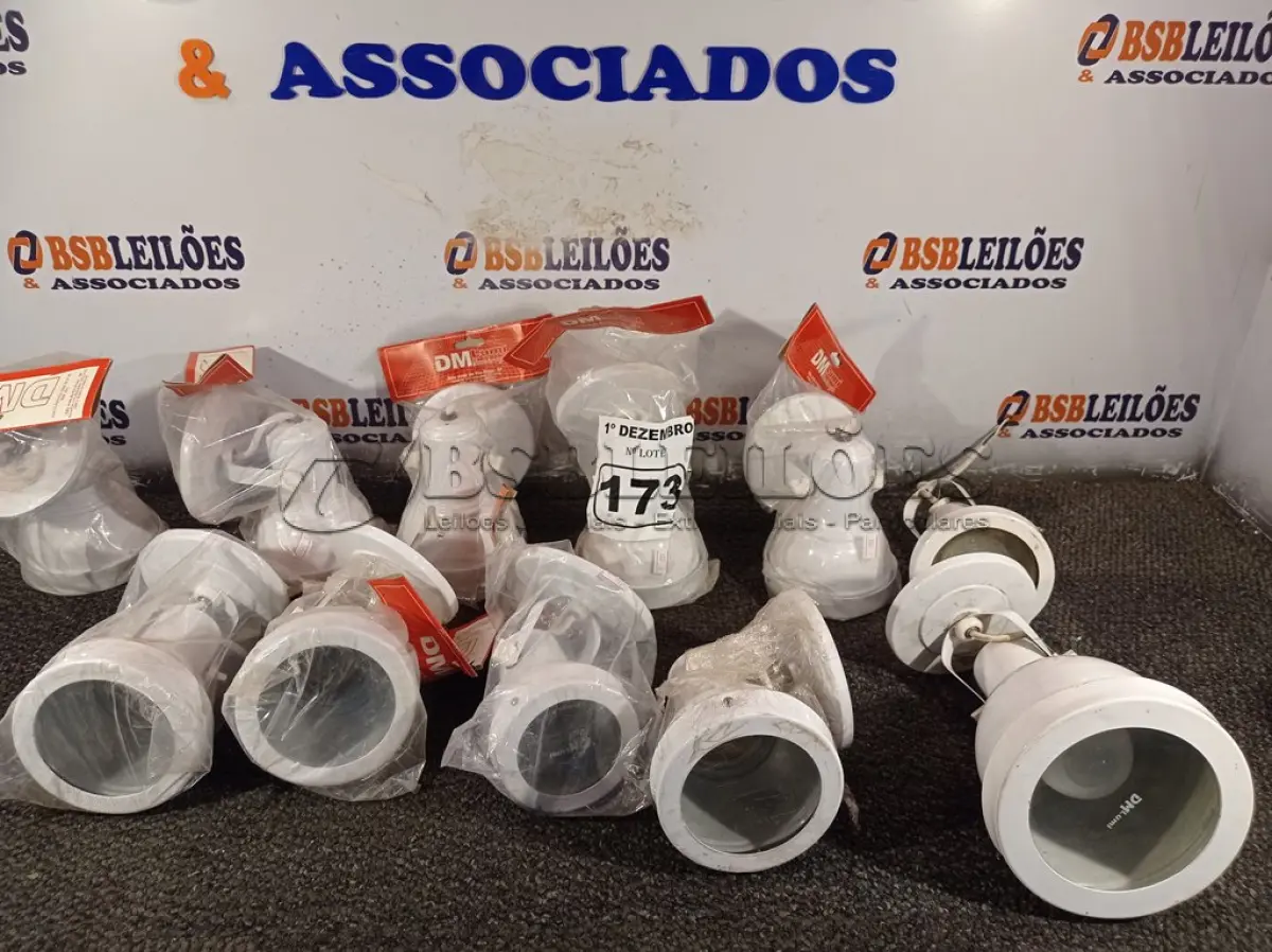 LOTE 173 - 11 LUMINÁRIAS DE SOBREPOR. (NO ESTADO) ATENÇÃO! FAZER A VISITAÇÃO ANTES DE ARREMATAR, NÃO SABEMOS SE FUNCIONA. LEILÃO NÃO TEM GARANTIA E NEM DEVOLUÇÃO, SUJEITO A POSSÍVEIS AVARIAS VISÍVEIS/OCULTAS E/OU AUSÊNCIA DE COMPONENTES.