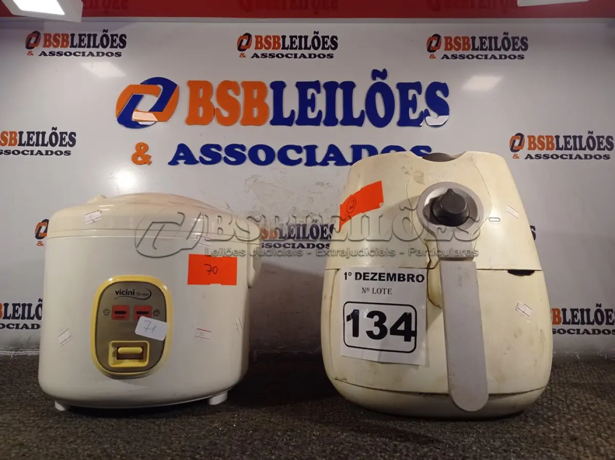 LOTE 134 - 01 AIR FRY E 01 PANELA ELÉTRICA DE FAZER ARROZ. (NO ESTADO) ATENÇÃO! FAZER A VISITAÇÃO ANTES DE ARREMATAR, NÃO SABEMOS SE FUNCIONA. LEILÃO NÃO TEM GARANTIA E NEM DEVOLUÇÃO, SUJEITO A POSSÍVEIS AVARIAS VISÍVEIS/OCULTAS E/OU AUSÊNCIA DE COMPONENTES.