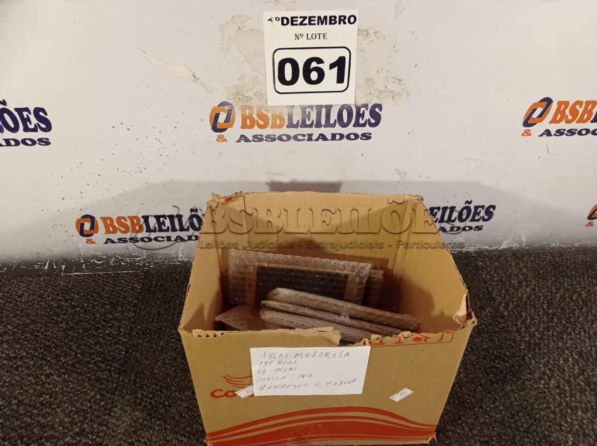 LOTE 061 - 01 LOTE COM VÁRIAS TELAS PARA CELULAR MOTOROLA. (NO ESTADO) ATENÇÃO! FAZER A VISITAÇÃO ANTES DE ARREMATAR, NÃO SABEMOS SE FUNCIONA. LEILÃO NÃO TEM GARANTIA E NEM DEVOLUÇÃO, SUJEITO A POSSÍVEIS AVARIAS VISÍVEIS/OCULTAS E/OU AUSÊNCIA DE COMPONENTES.