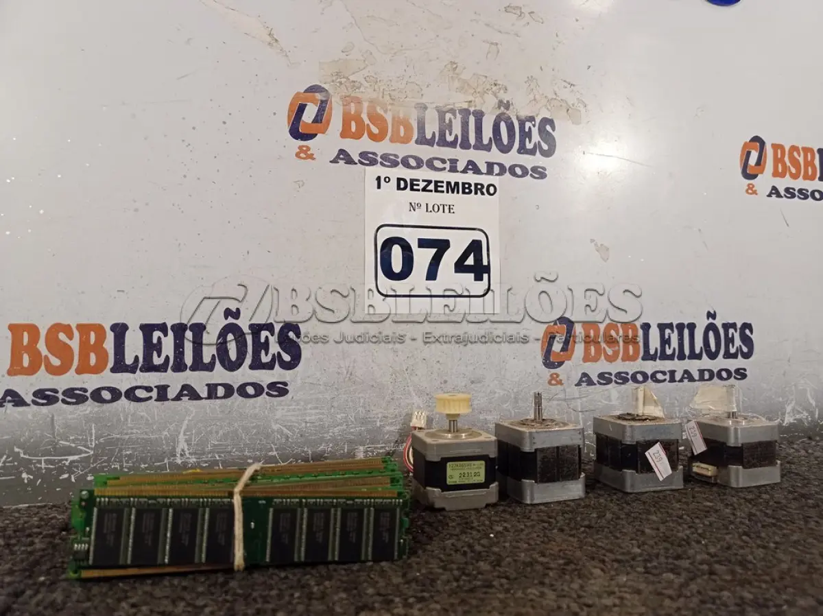 LOTE 074 - 04 MOTORES DE PASSO E VÁRIAS MEMORIAS PARA PC. (NO ESTADO) ATENÇÃO! FAZER A VISITAÇÃO ANTES DE ARREMATAR, NÃO SABEMOS SE FUNCIONA. LEILÃO NÃO TEM GARANTIA E NEM DEVOLUÇÃO, SUJEITO A POSSÍVEIS AVARIAS VISÍVEIS/OCULTAS E/OU AUSÊNCIA DE COMPONENTES.