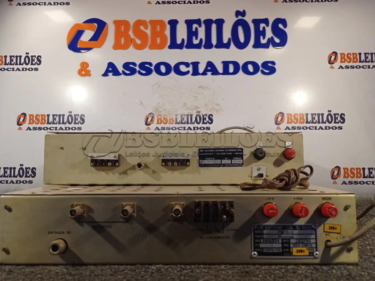 LOTE 196 - 01 AMPLIFICADOR A-7920 A E 01 RX FM-8-U. (NO ESTADO) ATENÇÃO! FAZER A VISITAÇÃO ANTES DE ARREMATAR, NÃO SABEMOS SE FUNCIONA. LEILÃO NÃO TEM GARANTIA E NEM DEVOLUÇÃO, SUJEITO A POSSÍVEIS AVARIAS VISÍVEIS/OCULTAS E/OU AUSÊNCIA DE COMPONENTES.