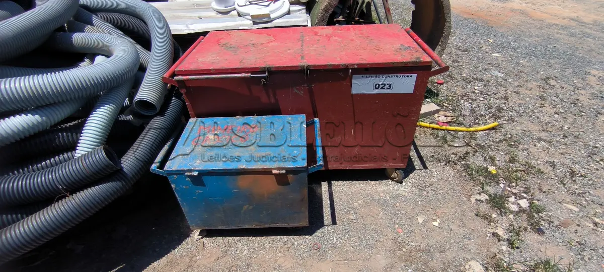 LOTE 023 - 02 BAÚS EM AÇO (NO ESTADO, NÃO SABEMOS SE FUNCIONA. LEILÃO NÃO TEM GARANTIA E NEM DEVOLUÇÃO).