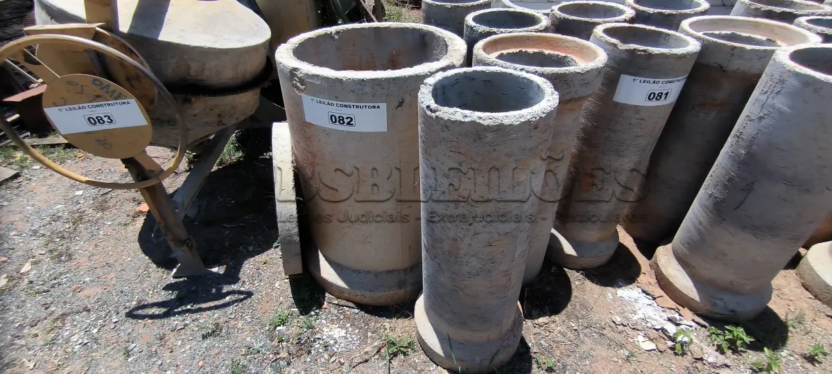 LOTE 082 - 05 MANILHAS EM CONCRETO (NO ESTADO, NÃO SABEMOS SE FUNCIONA. LEILÃO NÃO TEM GARANTIA E NEM DEVOLUÇÃO).