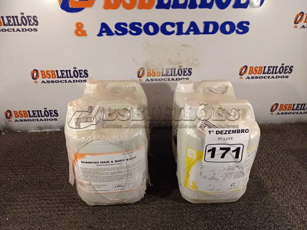 LOTE 171 - 20 LITROS DE DESINFETANTE HOSPITALAR PARA SUPERFÍCIES FIXAS E ARTIGOS NÃO CRÍTICOS E 10 LITROS DE SHAMPOO PARA CABELO E CORPO. (NO ESTADO) ATENÇÃO! FAZER A VISITAÇÃO ANTES DE ARREMATAR, NÃO SABEMOS SE FUNCIONA. LEILÃO NÃO TEM GARANTIA E NEM DEVOLUÇÃO, SUJEITO A POSSÍVEIS AVARIAS VISÍVEIS/OCULTAS E/OU AUSÊNCIA DE COMPONENTES.