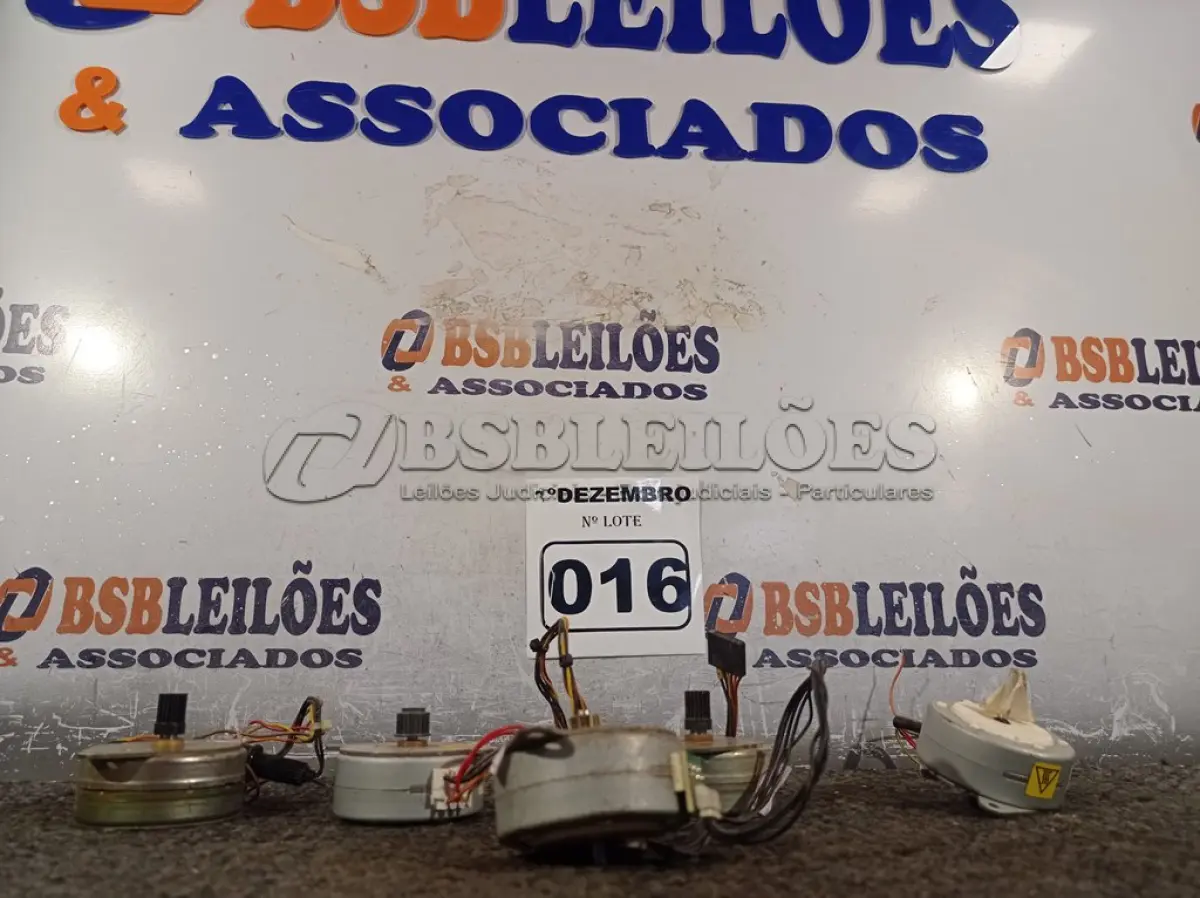 LOTE 016 - 05 MOTORES DE PASSO. (NO ESTADO) ATENÇÃO! FAZER A VISITAÇÃO ANTES DE ARREMATAR, NÃO SABEMOS SE FUNCIONA. LEILÃO NÃO TEM GARANTIA E NEM DEVOLUÇÃO, SUJEITO A POSSÍVEIS AVARIAS VISÍVEIS/OCULTAS E/OU AUSÊNCIA DE COMPONENTES.
