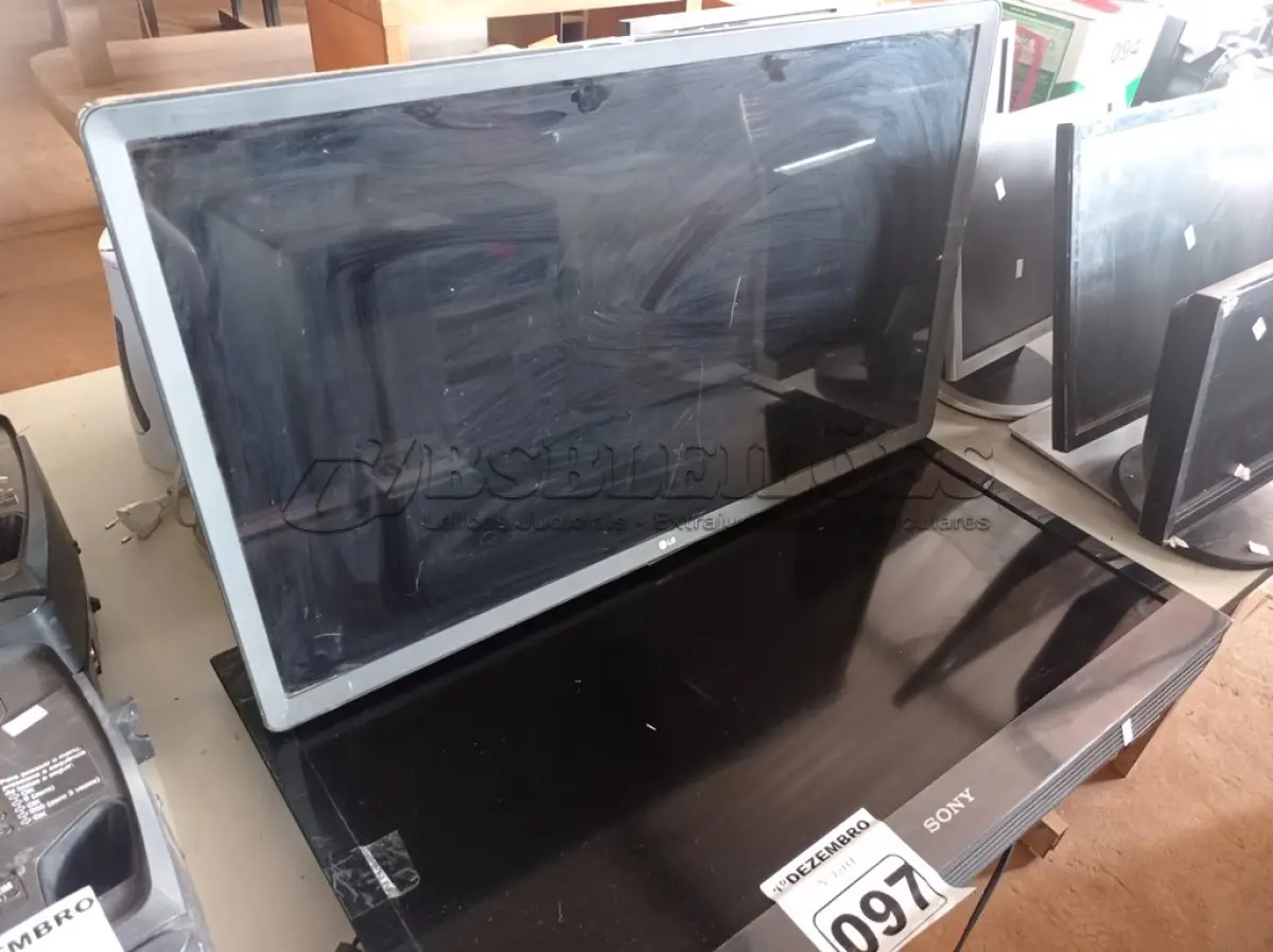LOTE 097 - 02 TV’S MARCAS E MODELOS DIVERSOS PARA RETIRADA DE PEÇAS. (NO ESTADO) ATENÇÃO! FAZER A VISITAÇÃO ANTES DE ARREMATAR, NÃO SABEMOS SE FUNCIONA. LEILÃO NÃO TEM GARANTIA E NEM DEVOLUÇÃO, SUJEITO A POSSÍVEIS AVARIAS VISÍVEIS/OCULTAS E/OU AUSÊNCIA DE COMPONENTES.