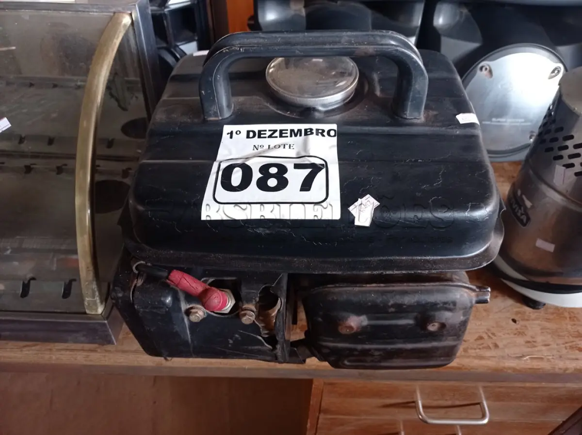 LOTE 087 - 01 GERADOR A GASOLINA. (NO ESTADO) ATENÇÃO! FAZER A VISITAÇÃO ANTES DE ARREMATAR, NÃO SABEMOS SE FUNCIONA. LEILÃO NÃO TEM GARANTIA E NEM DEVOLUÇÃO, SUJEITO A POSSÍVEIS AVARIAS VISÍVEIS/OCULTAS E/OU AUSÊNCIA DE COMPONENTES.