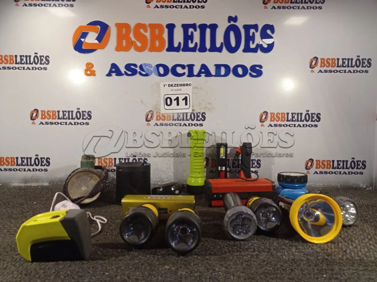 LOTE 011 - 01 LOTE COM VÁRIAS LANTERNAS E CAIXAS DE SOM BLUETOOTH MARCAS E MODELOS DIVERSOS. (NO ESTADO) ATENÇÃO! FAZER A VISITAÇÃO ANTES DE ARREMATAR, NÃO SABEMOS SE FUNCIONA. LEILÃO NÃO TEM GARANTIA E NEM DEVOLUÇÃO, SUJEITO A POSSÍVEIS AVARIAS VISÍVEIS/OCULTAS E/OU AUSÊNCIA DE COMPONENTES.
