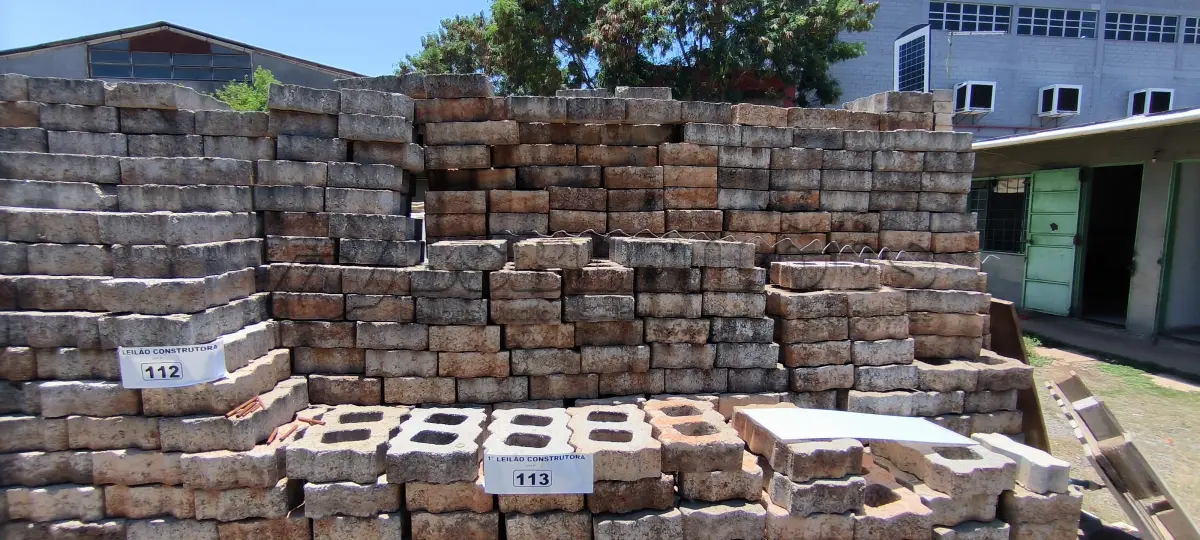 LOTE 113 - 01 LOTE COM APROXIMADAMENTE 500 BLOQUETES EM CONCRETO (NO ESTADO, NÃO SABEMOS SE FUNCIONA. LEILÃO NÃO TEM GARANTIA E NEM DEVOLUÇÃO).