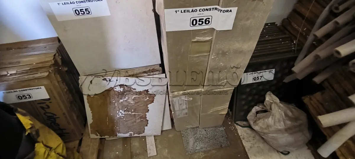 LOTE 056 - 04 CAIXAS COM FORROS CARTONADOS (NO ESTADO, NÃO SABEMOS SE FUNCIONA. LEILÃO NÃO TEM GARANTIA E NEM DEVOLUÇÃO).