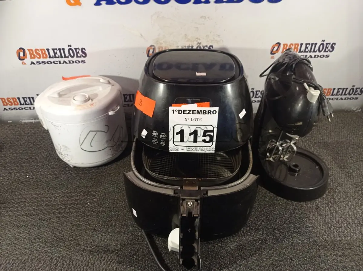 LOTE 115 - 01 AIR FRY, 01 PANELA ELÉTRICA DE FAZER ARROZ E 01 BATEDEIRA MARCAS E MODELOS DIVERSOS. (NO ESTADO) ATENÇÃO! FAZER A VISITAÇÃO ANTES DE ARREMATAR, NÃO SABEMOS SE FUNCIONA. LEILÃO NÃO TEM GARANTIA E NEM DEVOLUÇÃO, SUJEITO A POSSÍVEIS AVARIAS VISÍVEIS/OCULTAS E/OU AUSÊNCIA DE COMPONENTES.