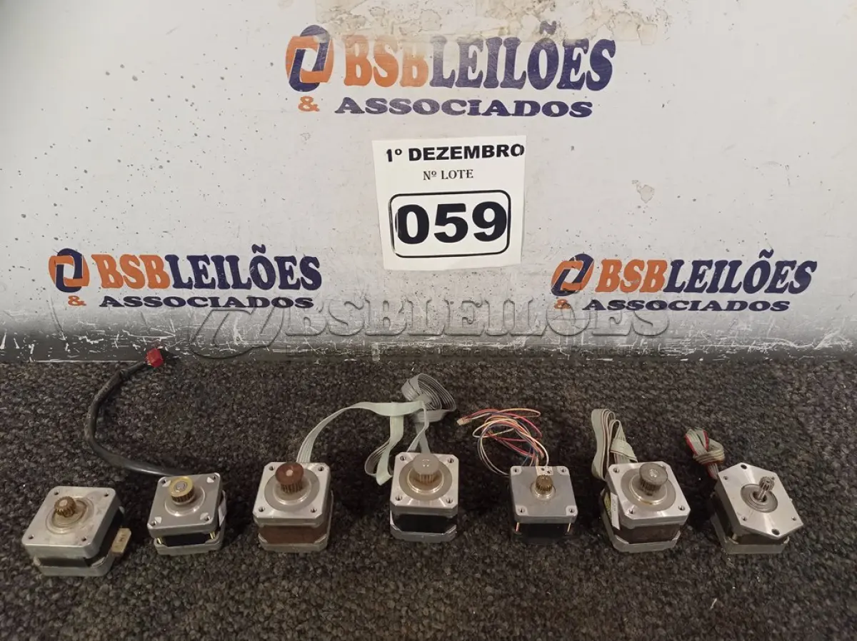 LOTE 059 - 07 MOTORES DE PASSO. (NO ESTADO) ATENÇÃO! FAZER A VISITAÇÃO ANTES DE ARREMATAR, NÃO SABEMOS SE FUNCIONA. LEILÃO NÃO TEM GARANTIA E NEM DEVOLUÇÃO, SUJEITO A POSSÍVEIS AVARIAS VISÍVEIS/OCULTAS E/OU AUSÊNCIA DE COMPONENTES.