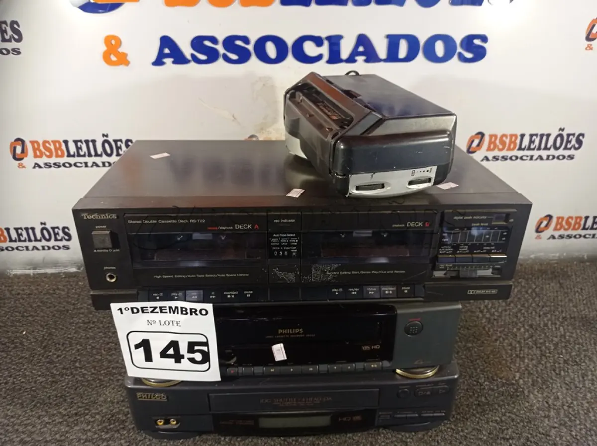 LOTE 145 - 01 STÉREO DUPLO DECK, 02 VIDEOCASSETES E 01 RADIO. (NO ESTADO) ATENÇÃO! FAZER A VISITAÇÃO ANTES DE ARREMATAR, NÃO SABEMOS SE FUNCIONA. LEILÃO NÃO TEM GARANTIA E NEM DEVOLUÇÃO, SUJEITO A POSSÍVEIS AVARIAS VISÍVEIS/OCULTAS E/OU AUSÊNCIA DE COMPONENTES.