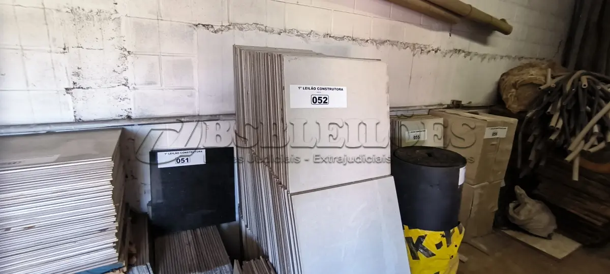 LOTE 052 - 01 LOTE COM PISOS 60CM X 60CM NA COR BRANCA (NO ESTADO, NÃO SABEMOS SE FUNCIONA. LEILÃO NÃO TEM GARANTIA E NEM DEVOLUÇÃO).